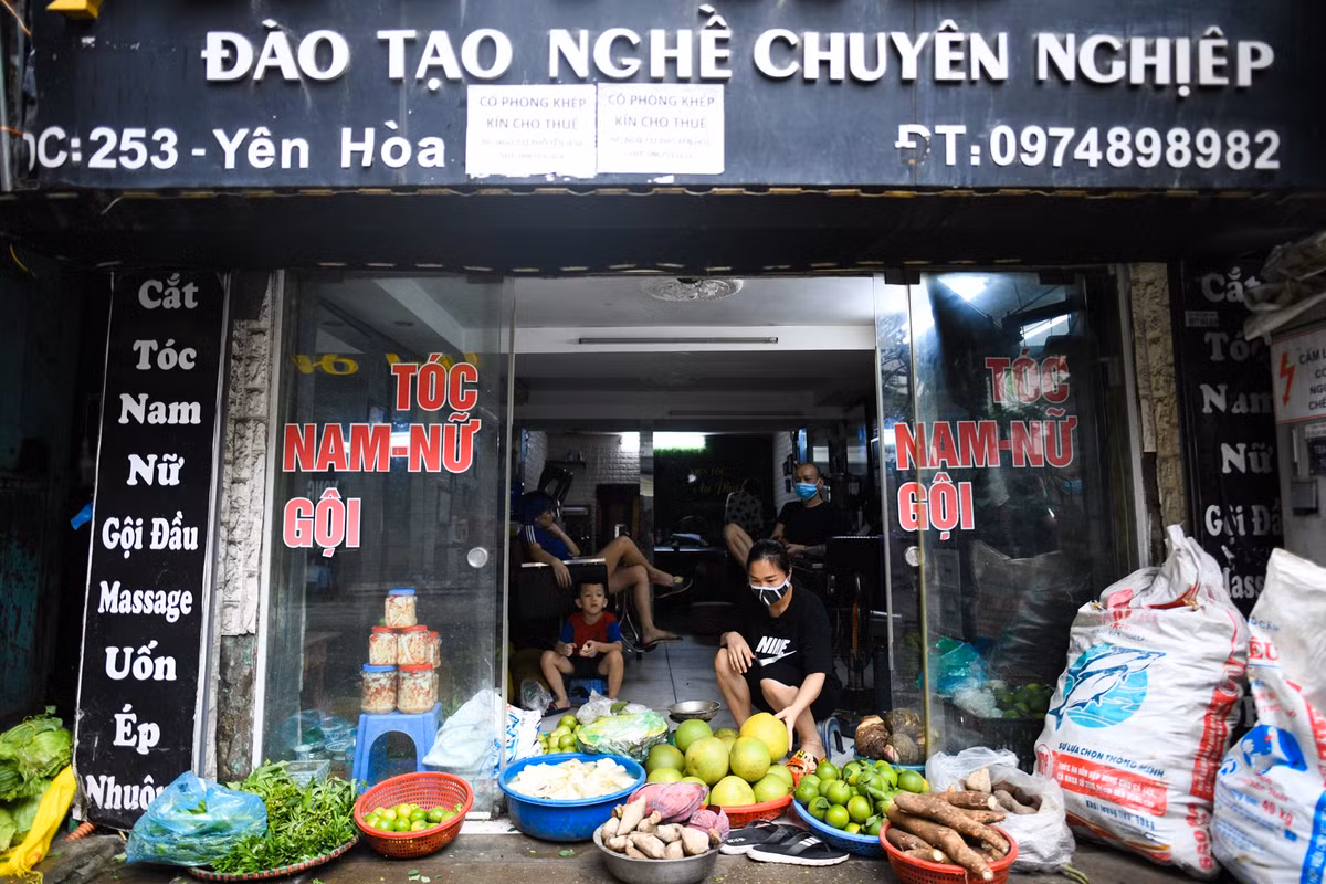 Cũng giống gia đình bà Mai, tiệm làm tóc của chị Mai Thị Lương nghỉ vì dịch. Quê gốc Hà Giang, trước kia thỉnh thoảng chị hay lấy rau, măng... từ quê nhà để bán cho người quen quanh khu phố. Đến nay, mặt hàng này trở thành nguồn cung thực phẩm cho cửa hàng nhỏ của chị.