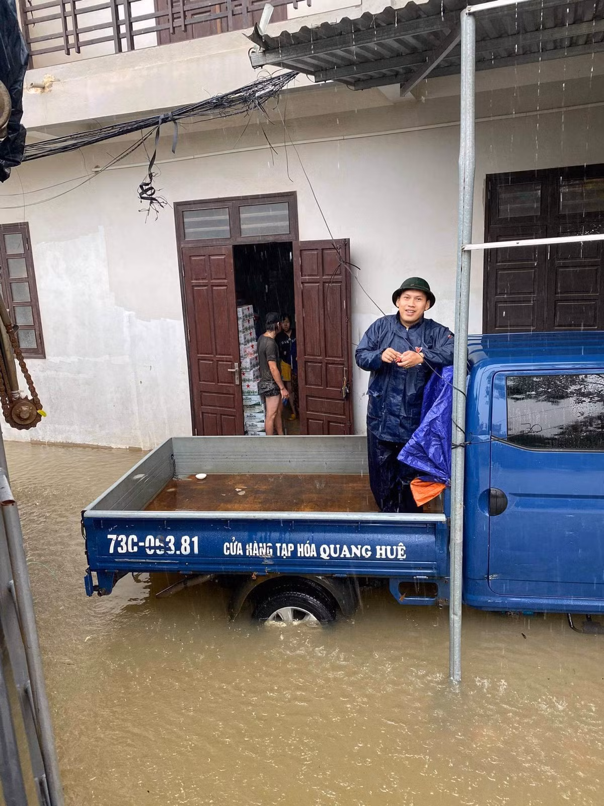 Nguoi dan o ron lu Quang Binh tiep te do an cho y, bac si o Bac Giang-Hinh-3