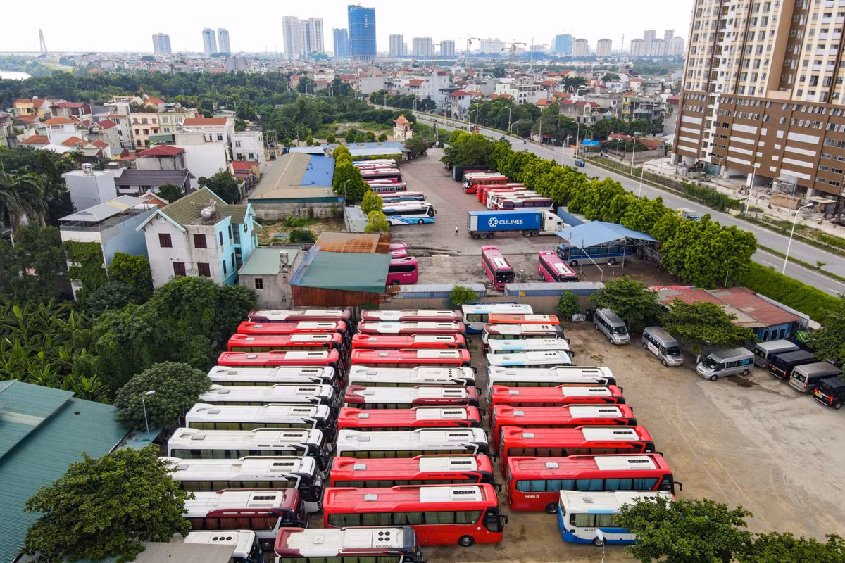 Loạt xe chuyên chở công nhân và xe du lịch cũng nằm phơi nắng hàng chục ngày tại một bãi đỗ thuộc khu vực quận Tây Hồ. Ảnh: Đức Anh.