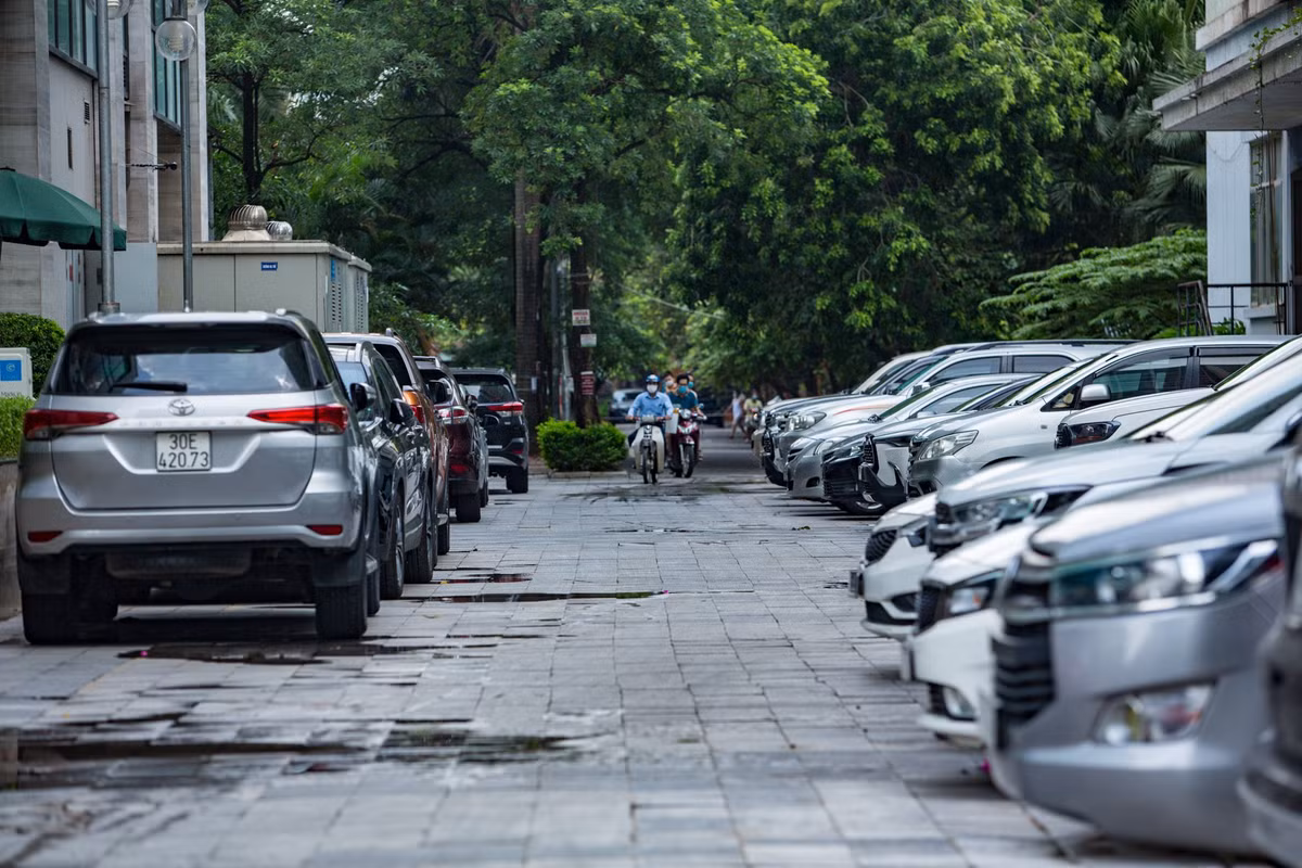 Dọc theo các tòa nhà, khu đô thị và vườn hoa, hình ảnh ôtô đỗ kín vỉa hè, lòng đường xuất hiện khá nhiều bất kể ngày thường hay thứ bảy, chủ nhật. Ảnh: Đức Anh.
