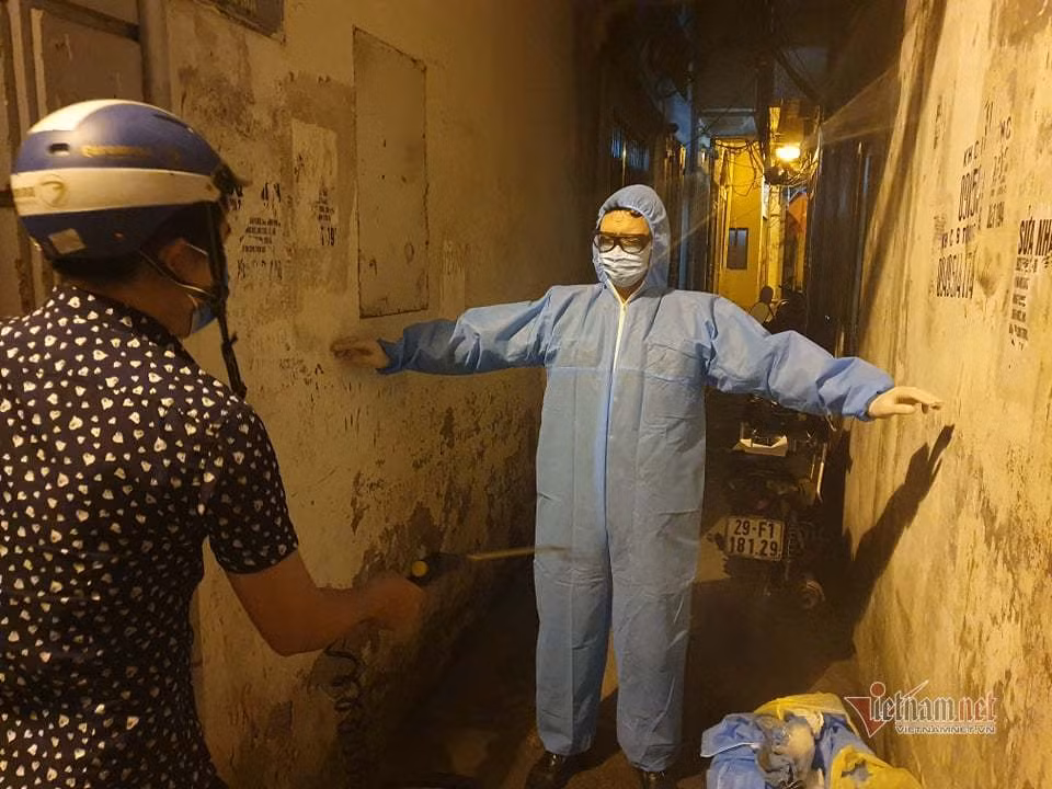 Phun khử khuẩn cho lực lượng chức năng sau khi vào khu nhà ca bệnh.