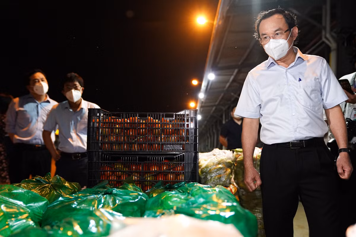 Trong chuyến thị sát, Bí thư Nên đặc biệt quan tâm đến sạp rau củ của anh Võ Minh Thái. Tại đây, các loại rau củ được đóng gói thành combo 10kg/bọc theo từng loại.