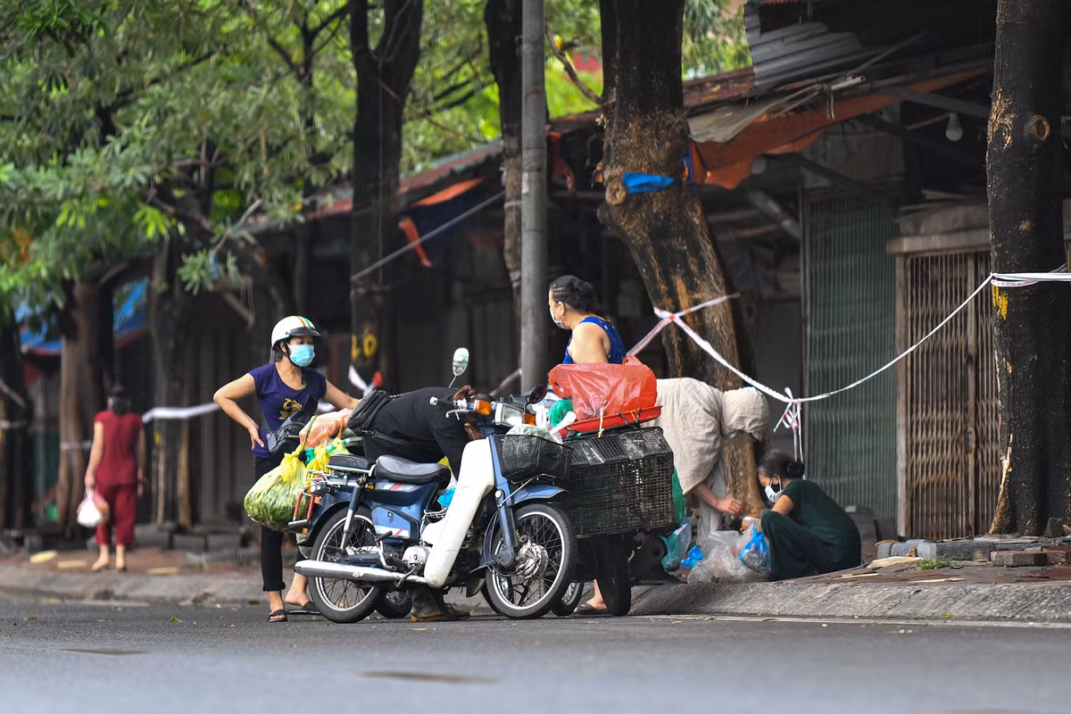 UBND phường Ngã Tư Sở cũng đã phối hợp với Ban quản lý chợ quận Đống Đa lập chốt tại khu vực trước cửa chợ, không cho người dân mua bán hàng hóa tại đây. Tuy nhiên vẫn có số ít người bán hàng hoạt động bằng xe máy. Khi bị nhắc nhở, họ di chuyển qua cầu Mới, thuộc địa bàn quận Thanh Xuân. Khi đó Ban quản lý chợ Ngã Tư Sở lại không thể can thiệp được.