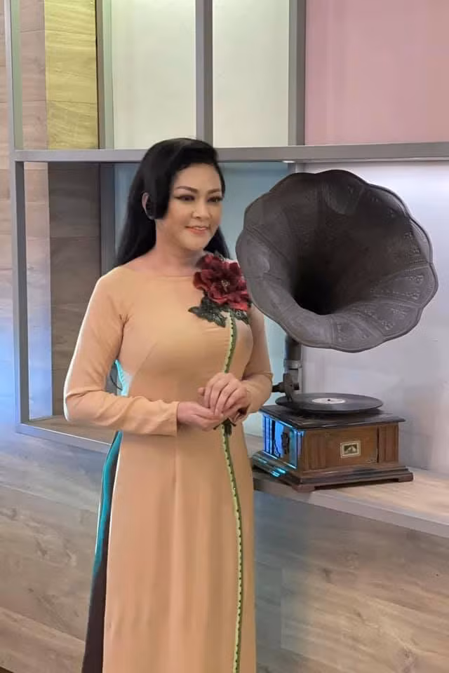 Chia sẻ với báo chí nữ ca sĩ không giấu khi bộc bạch phải nhờ đến thuốc ngủ trong suốt nhiều năm qua.