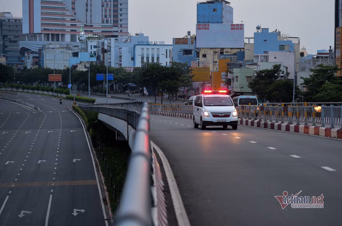 Xe cấp cứu di chuyển trên đường Điện Biên Phủ, Bình Thạnh chiều tối 7/8