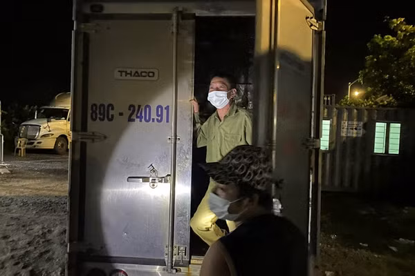 Tai xe giau bo trong xe cho hai san, tron tram kiem soat vao Hai Phong
