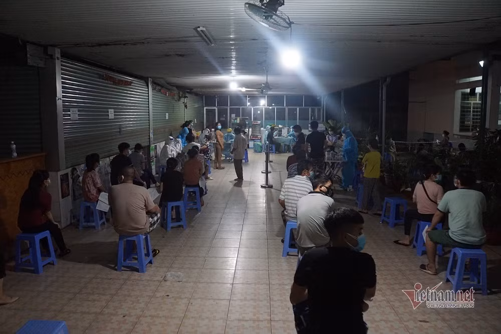 Bà Lê Thị Tuyết (quê Hà Nam, làm thuê) cho biết rất mừng khi được phường tạo điều kiện tiêm. "Tình hình dịch bệnh đang căng thẳng nên mọi người ai cũng mong muốn sớm được tiêm vắc xin để bảo vệ bản thân và cộng đồng"- bà Tuyết chia sẻ.