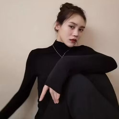 Hiện tại, Liu Lingling cũng là ngôi sao mạng xã hội thu hút lượng lớn người theo dõi. Có khí chất cùng chiều cao nổi bật, nhiều người nhận xét trong tương lai cô có thể lấn sân làm mẫu ảnh, diễn viên.