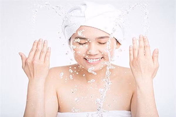 Bảo vệ da ngày nắng hè với 4 lưu ý cực hữu ích sau Bao ve da ngay nang he voi 4 luu y cuc huu ich sau