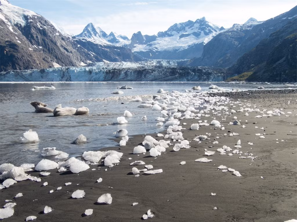 Bãi biển Prince William Sound (Alaska):Bãi biển được bao quanh bởi những dòng sông băng khổng lồ trôi và mắc kẹt từ hàng nghìn năm trước. Tới đây, bạn sẽ được ngắm nhìn những thác nước hùng vĩ, sườn đồi xanh bát ngát và thế giới động vật hoang dã phong phú. Ảnh:Bucket list.