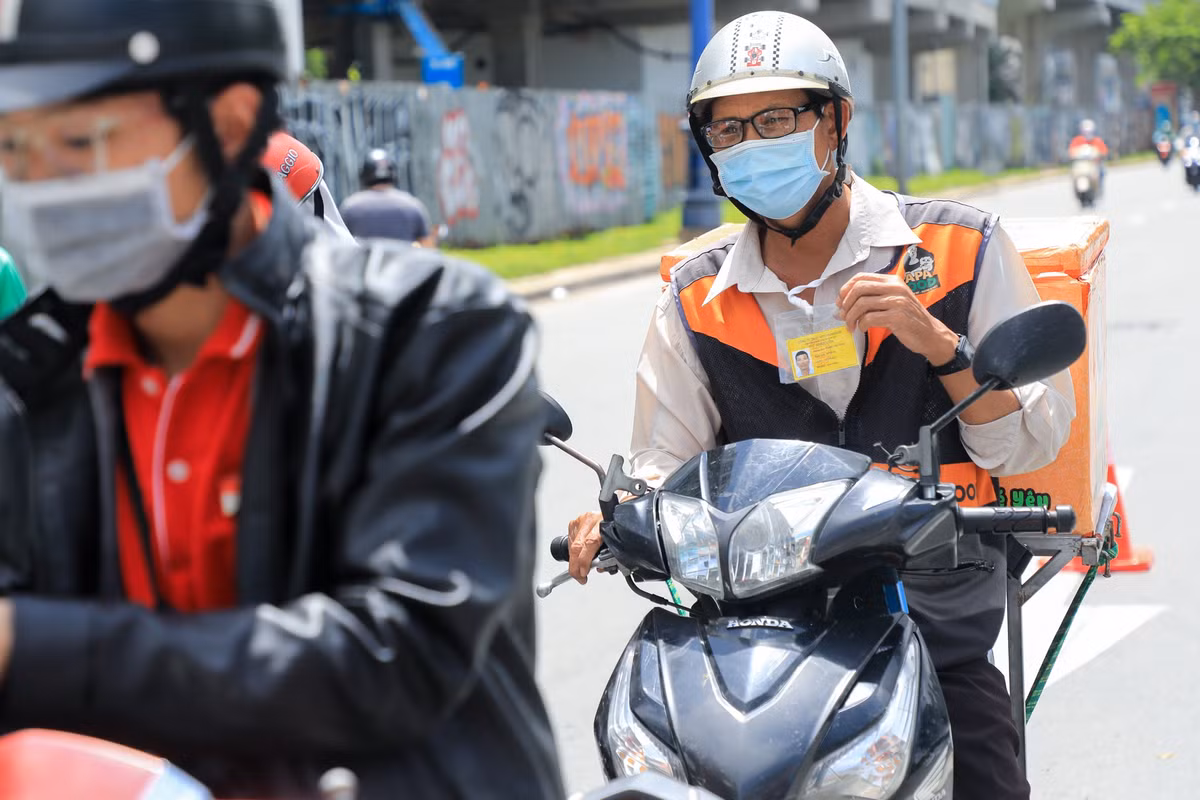 Nhiều tài xế chuẩn bị thẻ bảng tên, thẻ nhân viên treo trước ngực để lực lượng chức năng thuận tiện khi kiểm tra.