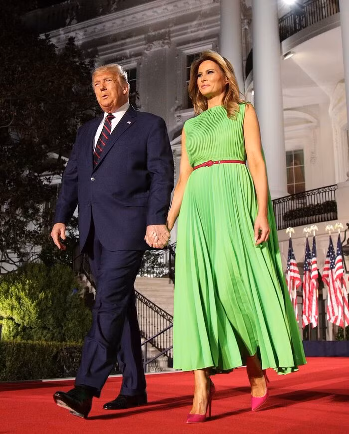 De nhat Phu nhan Tong Thong Donald Trump dien vay xanh neon gay choang-Hinh-3