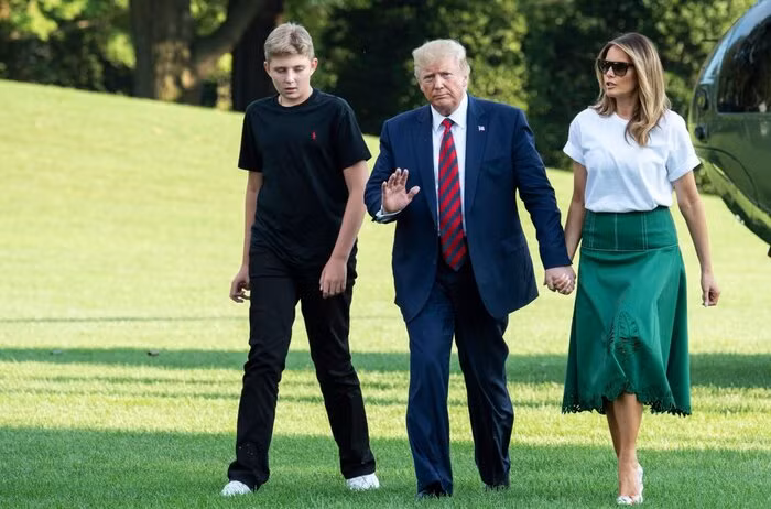 De nhat Phu nhan Tong Thong Donald Trump dien vay xanh neon gay choang-Hinh-6