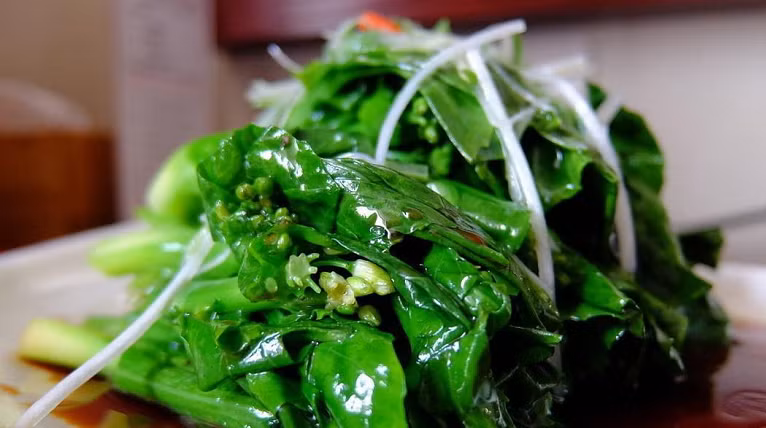 Xao rau them nuoc nong hay nuoc lanh thi rau moi xanh?
