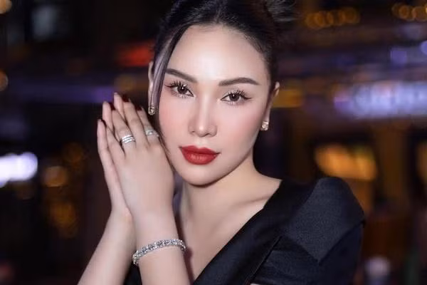Quynh Thu he lo nguoi chong trong mo giua tin don tieu tam