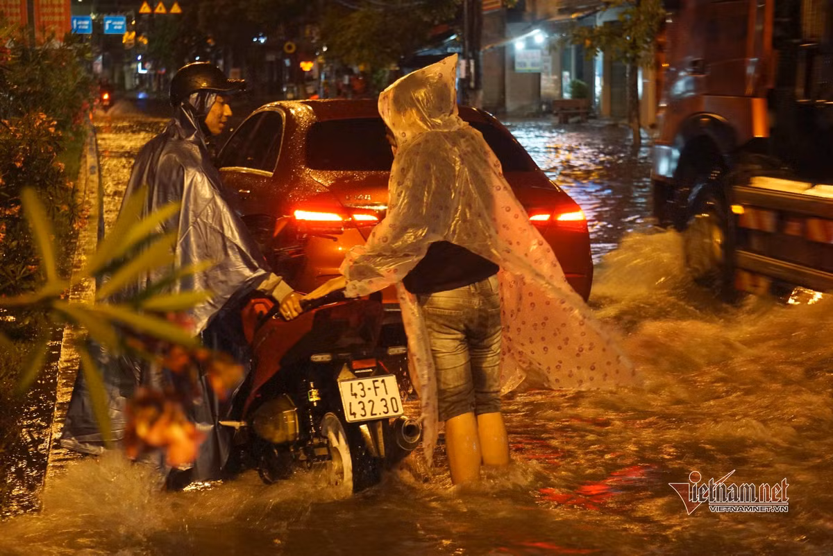 Mua xoi xa, duong pho Da Nang ngap sau, hang loat oto chet may trong dem-Hinh-10