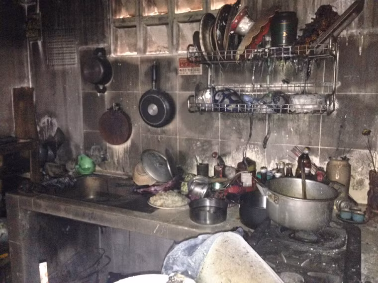 Bên trong căn nhà là khung cảnh ngổn ngang, tan hoang sau vụ hỏa hoạn.