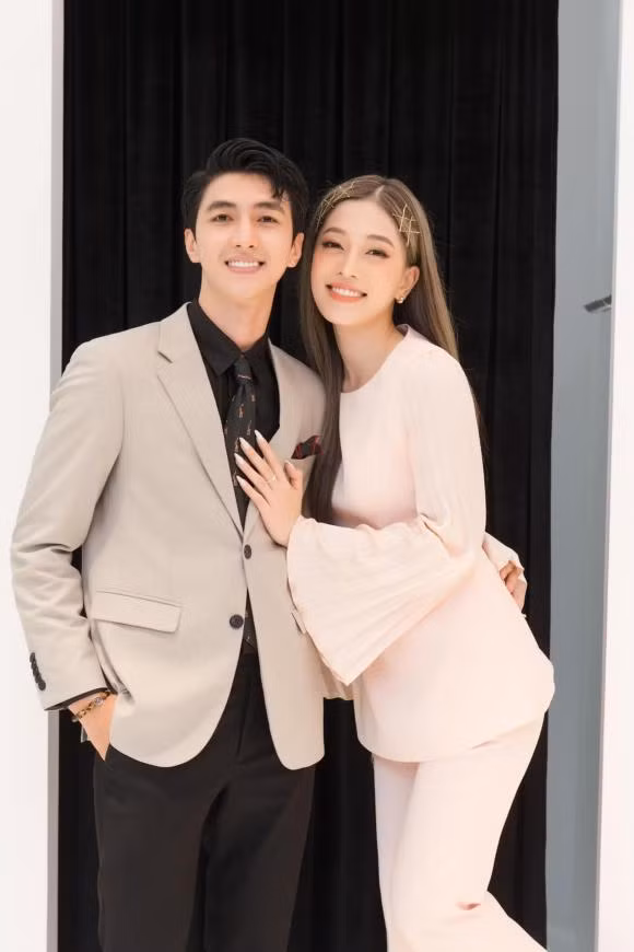  Bình An - Phương Nga: Qua quãng thời gian 6 năm đồng hành và cùng nhau vượt qua nhiều khó khăn, Bình An và Phương Nga đã có cho mình một cái kết viên mãn khi chính thức kết hôn với một đám cưới rất hoành tráng. Sau khi đám cưới thế kỉ được diễn ra, cuộc sống hôn nhân của cả 2 cũng được cư dân mạng quan tâm hơn cả. Thời gian gần đây, cặp đôi cũng thường xuyên đăng tải những trạng thái trên mạng xã hội và thu hút sự quan tâm lớn của khán giả.