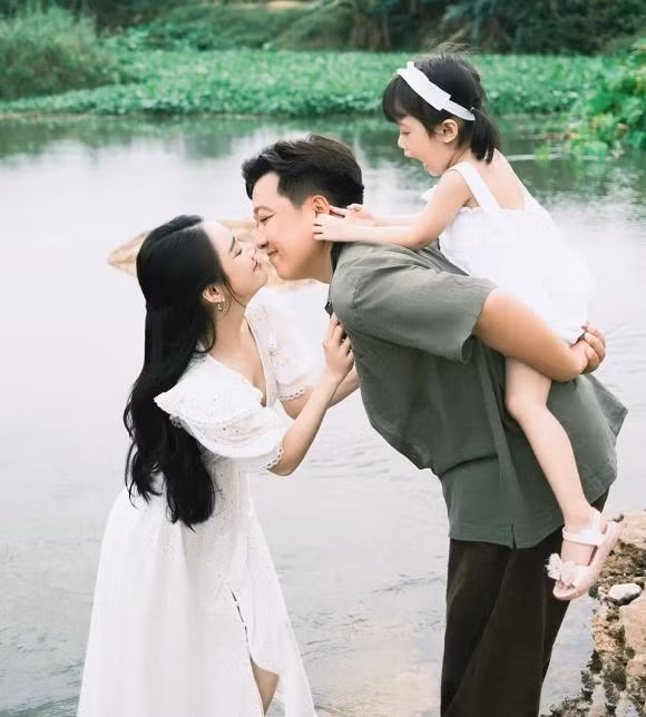  Trường Giang - Nhã Phương: Trường Giang và Nhã Phương đến nay vẫn luôn là cặp đôi được đông đảo khán giả ngưỡng mộ. Cả 2 có cho mình cuộc hôn nhân vô cùng hạnh phúc và đã hạ sinh con gái đầu lòng với tên thân mật là Destiny. Dù đã yêu đương từ lâu thế nhưng đến nay, dân tình phải luôn ghen tị với Trường Giang và Nhã Phương về độ ngọt ngào và những cử chỉ tình cảm dành cho nhau. Giờ đây, gia đình của Trường Giang cũng luôn là mái ấm mơ ước với tất cả mọi người.