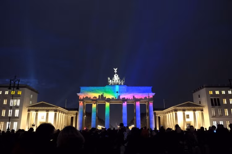 Cổng Brandenburg - biểu tượng của thủ đô Berlin - cũng lung linh trong 7 sắc cầu vồng.