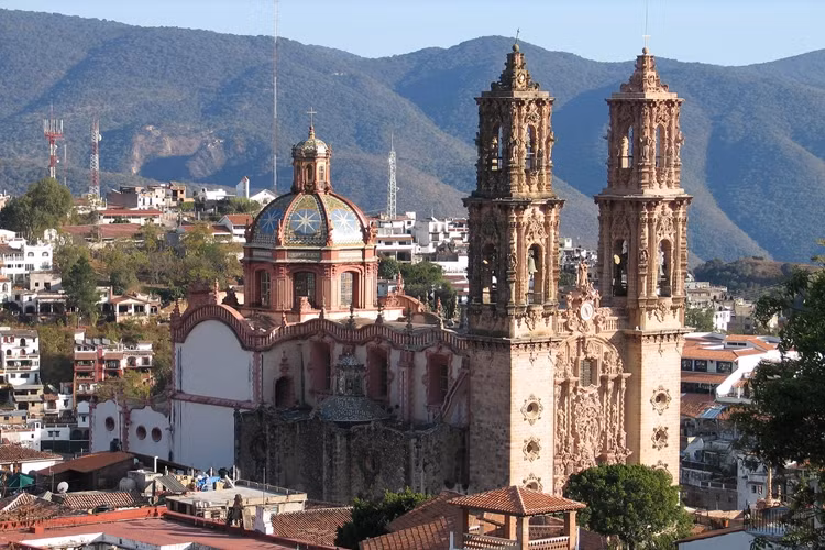  8. Taxco , Mexico: Thị trấn khai thác bạc cách thủ đô Mexico City 170 km về phía nam này được cho là viên ngọc quý trên Vương miện Mexico. Du khách dường như lạc vào mê cung của các con đường rải sỏi, những quảng trường tuyệt đẹp và khung cảnh trữ tình của các vùng Guerrero bao quanh.