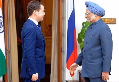 Thủ tướng Nga D. Medvedev (trái) và Thủ tướng Ấn Độ M. Singh.