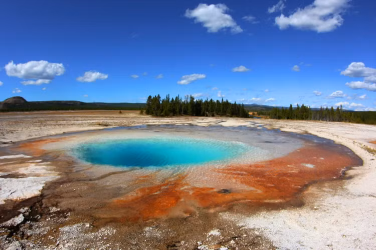 Tất cả các Công viên Quốc gia như Yellowstone (trong ảnh) cũng buộc phải đóng cửa vì thiếu kinh phí hoạt động.