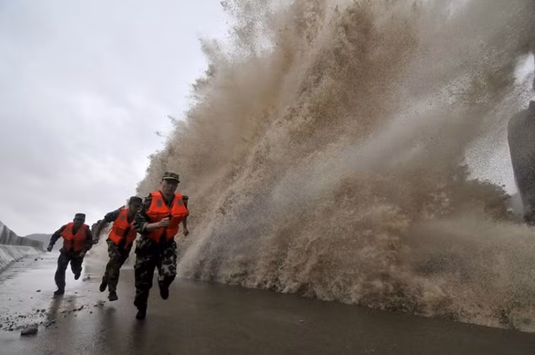 Cơn bão Fitow đổ bộ vào Wenling, Trung Quốc.