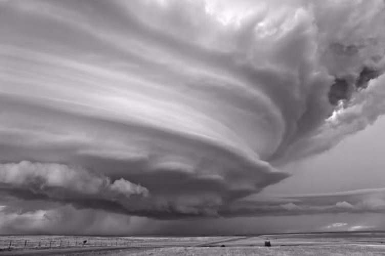 Với những bức ảnh giông bão, Mitch Dobrowner từng đoạt giải “Nhiếp ảnh gia xuất sắc nhất năm 2012” của Sony World Photo Awards.