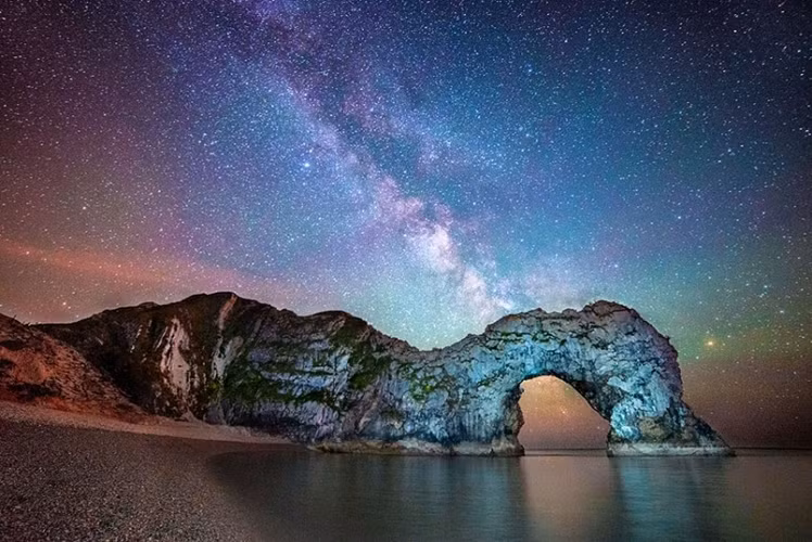 Ngắm dải Ngân hà qua cổng đá Durdle, Dorset.