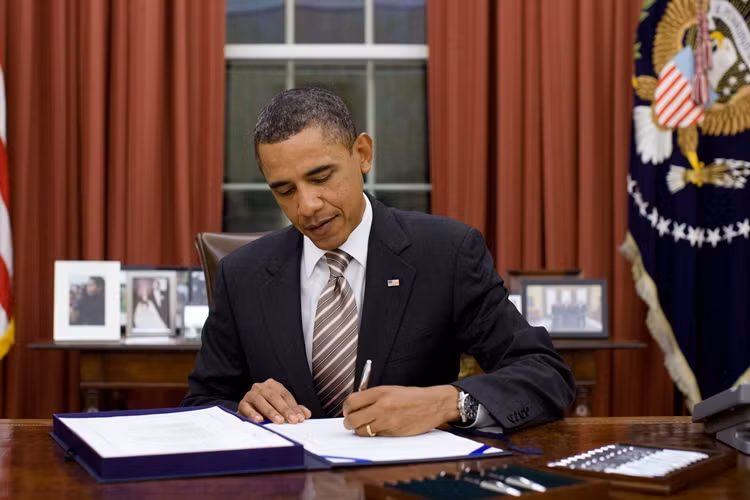 Sáng 17/10, Tổng thống Mỹ Barack Obama đã ký luật tài trợ cho chính phủ và nâng giới hạn vay, ngăn chặn nước Mỹ lâm vào cảnh vỡ nợ.