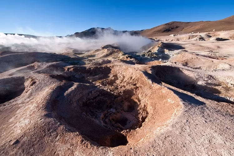 Hoạt động núi lửa ở dãy núi Andes ở Bolivia.
