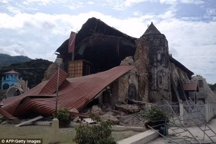 Nhà thờ San Pedro ở thị trấn Loboc trên đảo Bohol bị sụp đổ.