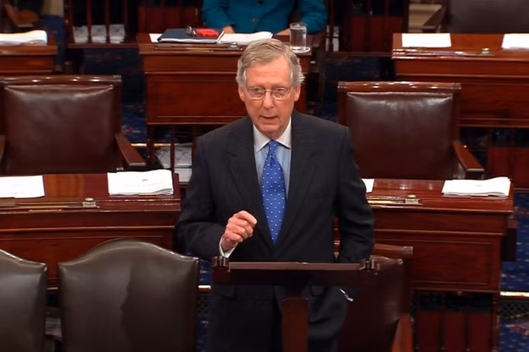 ... và Thượng nghị sĩ Mitch McConnell, thủ lĩnh phe Cộng hòa thiếu số tại Thượng viện.