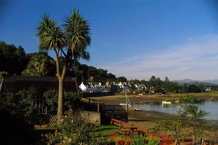  7. Plockton , Scotland: Plockton được mệnh danh là “Hawaii của Scottland”.