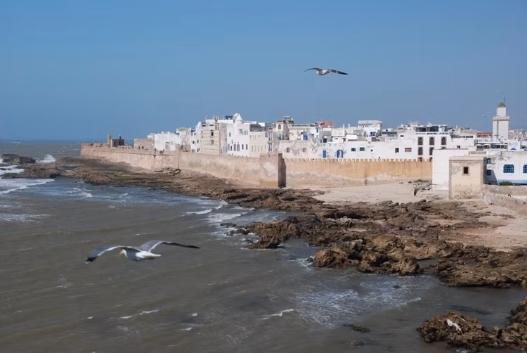  3 . Essaouira , Marocco: Ở một đất nước tràn ngập đất đỏ và sa mạc Sahara nóng bụi như Marrocco, Essaouira quả là một hơi thở mới mẻ của đại dương.