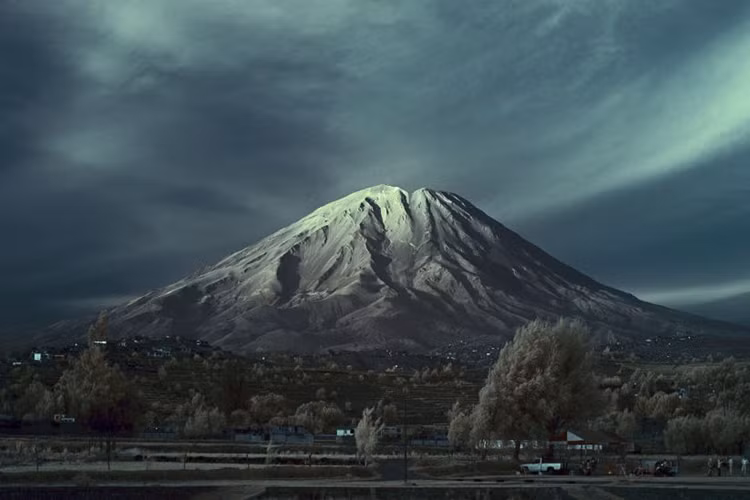 Núi lửa El Misti nhìn từ thị trấn Arequipa ở Peru.
