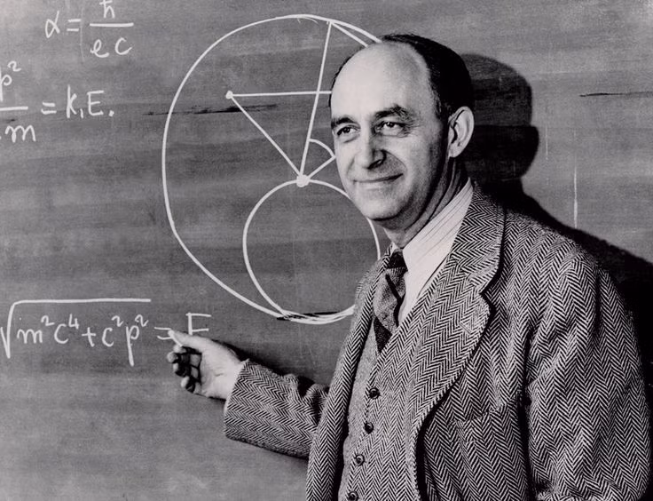 Khi đó, nhà vật lý lưu vong người Italia Enrico Fermi đã gặp gỡ các quan chức hải quân Mỹ tại Đại học Columbia để thảo luận về việc sử dụng các vật liệu phân hạch cho mục đích quân sự.