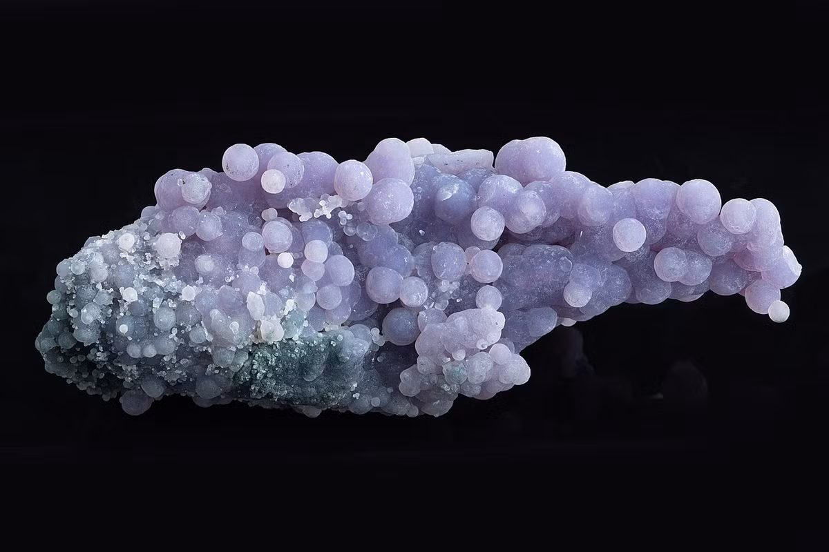 Chalcedony là thạch anh vi kết tinh, hình thành trong mạch và các hốc ở nhiều loại đá khác nhau. Chalcedony thường có màu trắng, và xanh da trời nhạt, nhưng cũng xuất hiện ở dạng "chùm nho" với màu tím. Đây là loại đá quen thuộc trong ngành chế tác đá quý.