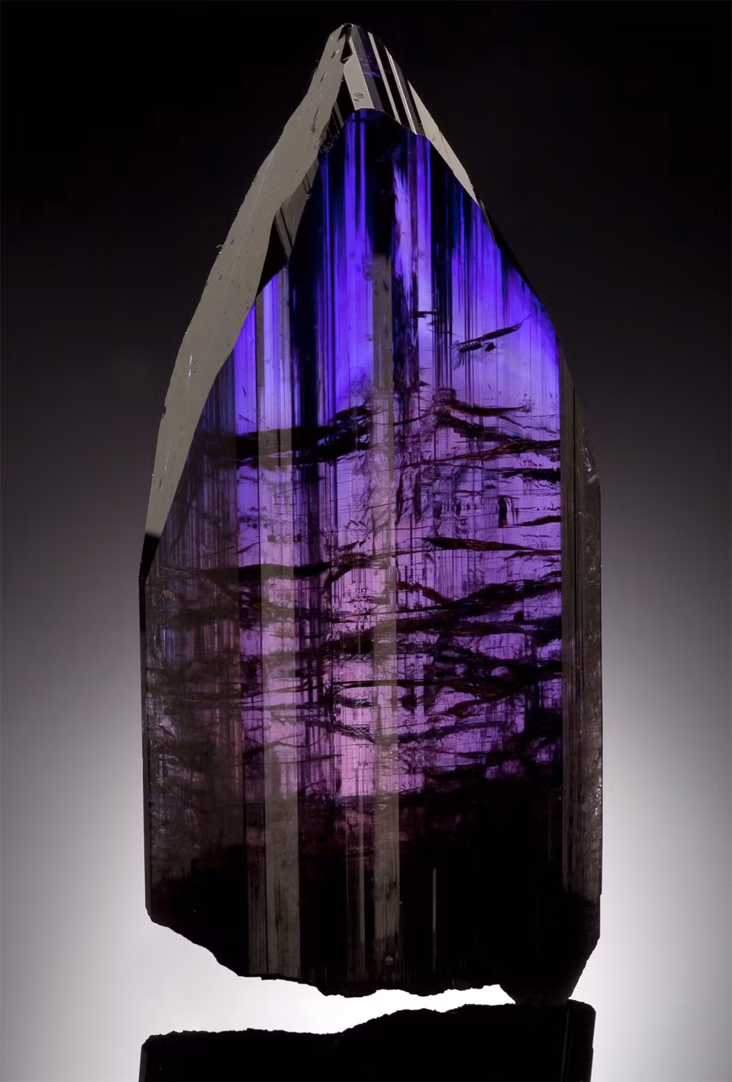 Tanzanite là là một biến thể màu tím - lam hình thành khi chịu tác động nhiệt của khoáng vật zoisite, được phát hiện ở miền Bắc Tanzania năm 1967. Đây là một loại đá quý có giá trị cao trên thị trường.