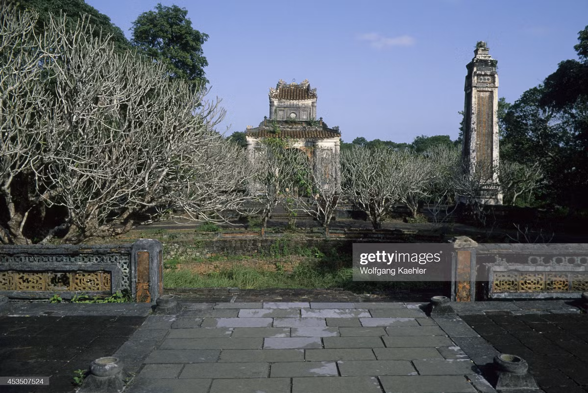 Hồ Tiểu Khiêm ở sau nhà bia.