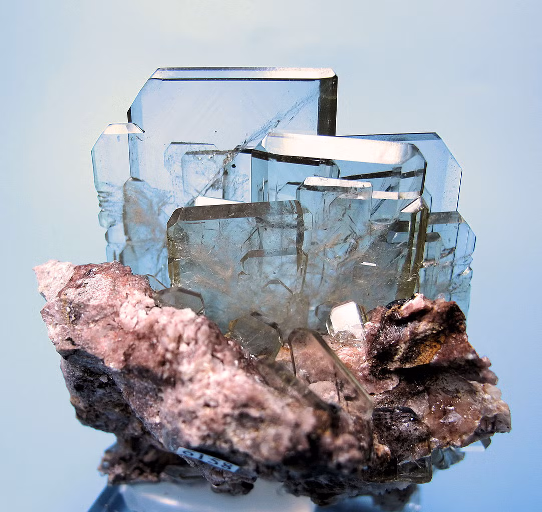 Baryte là khoáng vật bari phổ biến nhất. Chúng nặng khác thường so với các khoáng vật màu nhạt nói chung.