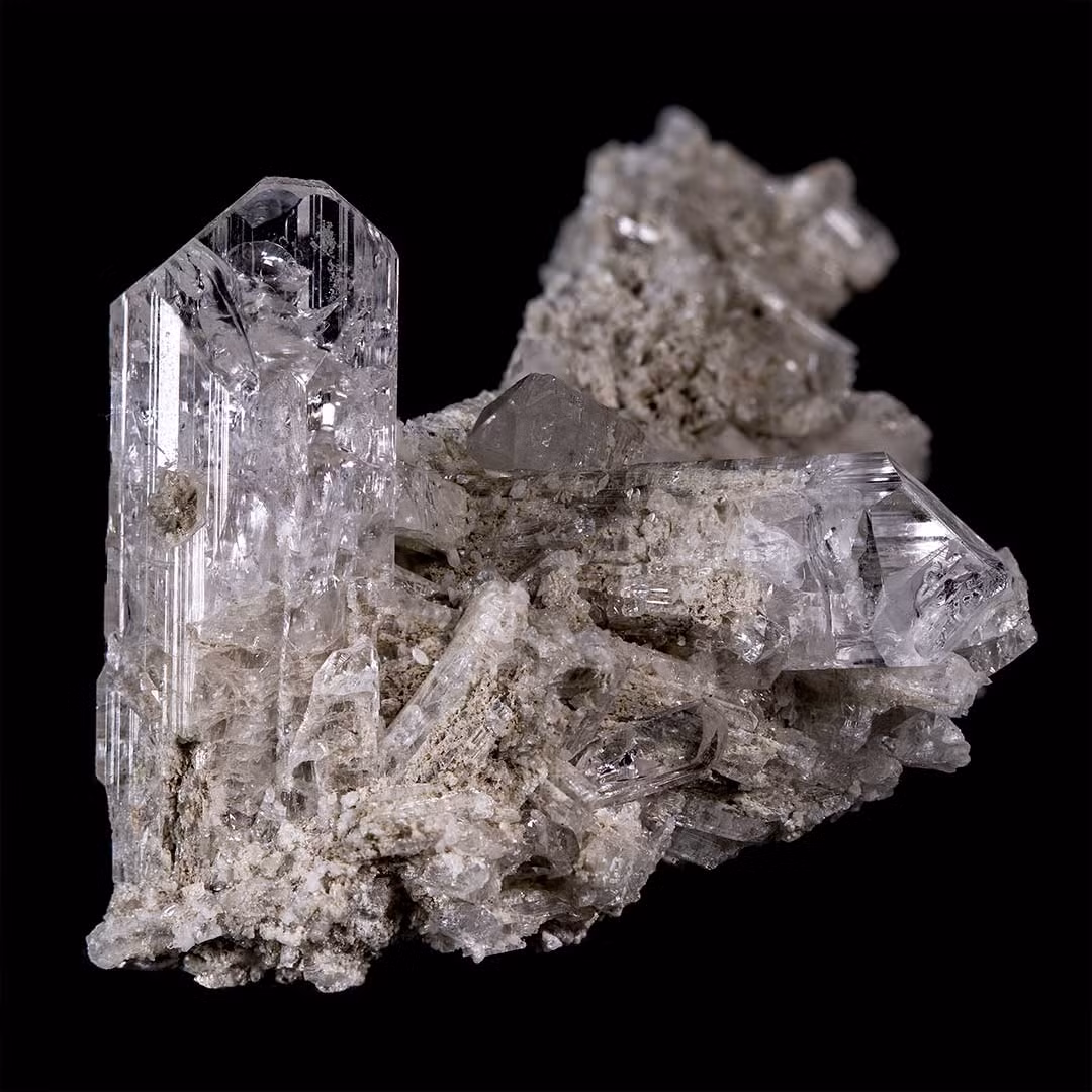 Danburite là một silicat bor canxi. Tinh thể của khoáng vật này có độ cứng lớn, trông giống đá topaz nên có thể được dùng làm đá quý.