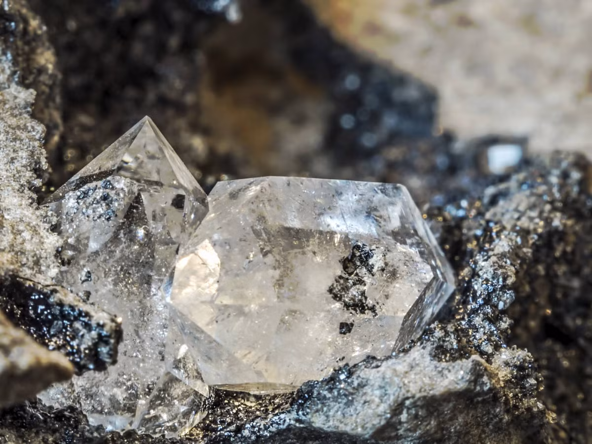 Kim cương là một dạng của carbon nguyên chất, thường tồn tại trong đá kimberlite - loại đá núi lửa dạng mạch hình thành ở độ sâu rất lớn. Đây là khoáng vật cứng nhất trong các khoáng vật con người đã biết, đồng thời là loại đá quý có giá trị rất cao.