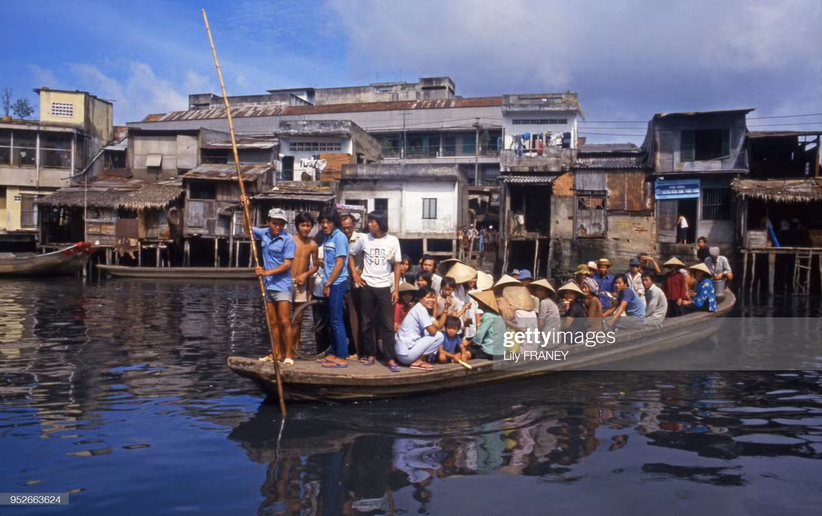 Chuyến đò chật kín khách tại một đô thị ở miền Tây Nam Bộ năm 1987. Ảnh: Lily Franey/ Getty Images.