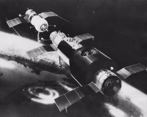 Câu chuyện bắt đầu vào Ngày 6/6/1971, khi các phi hành gia Georgi Dobrovolsky, Vladislav Volkov và Viktor Patsayev đã được phóng lên vũ trụ trên tàu Soyuz 11. Sau đó, con tàu đã đến trạm Salyut 1 thành công.