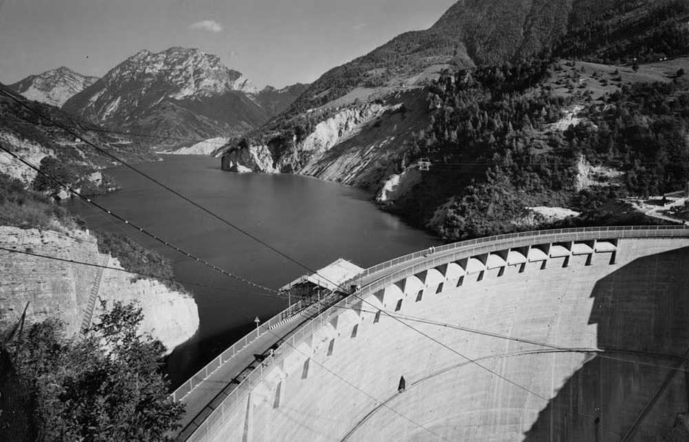 Câu chuyện bắt đầu từ Diga del Vajont, con đập được xây trên hẻm núi Vaiont nhằm cung cấp năng lượng thủy điện cho miền Bắc Italia. Con đập có chiều cao 267 mét tính từ mặt nước sông, đáy rộng 23 mét, dung tích hồ chứa được tạo ra là gần 30.000 m2 nước.