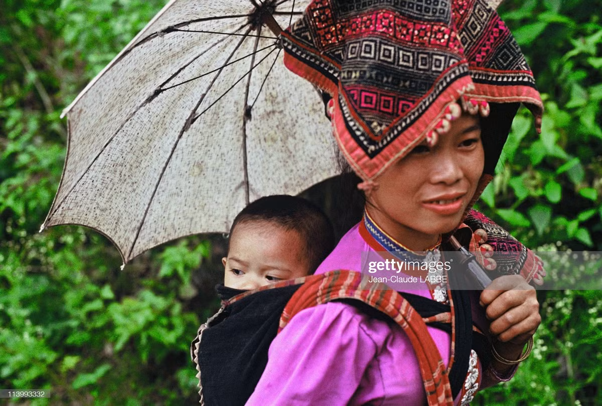 Bà mẹ người dân tộc Thái Đen địu con trên lưng ở Sơn La.