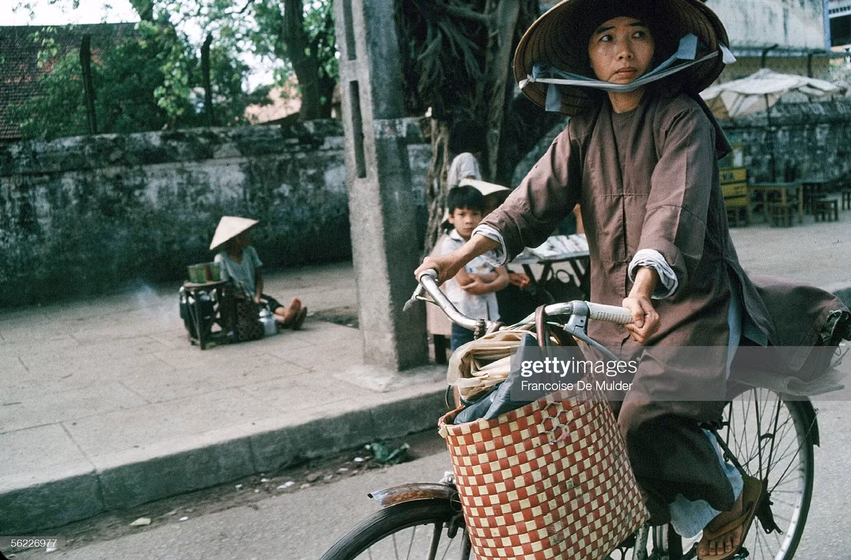 Sư cô đạp xe đi chợ.