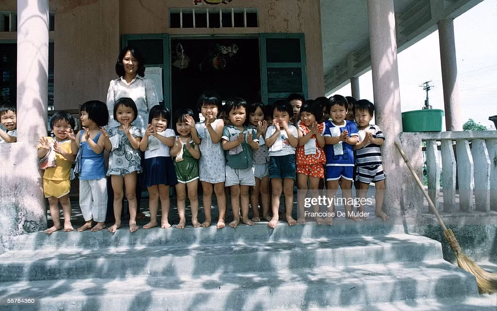 Cô giáo và lớp mầm non của mình ở Huế năm 1985.